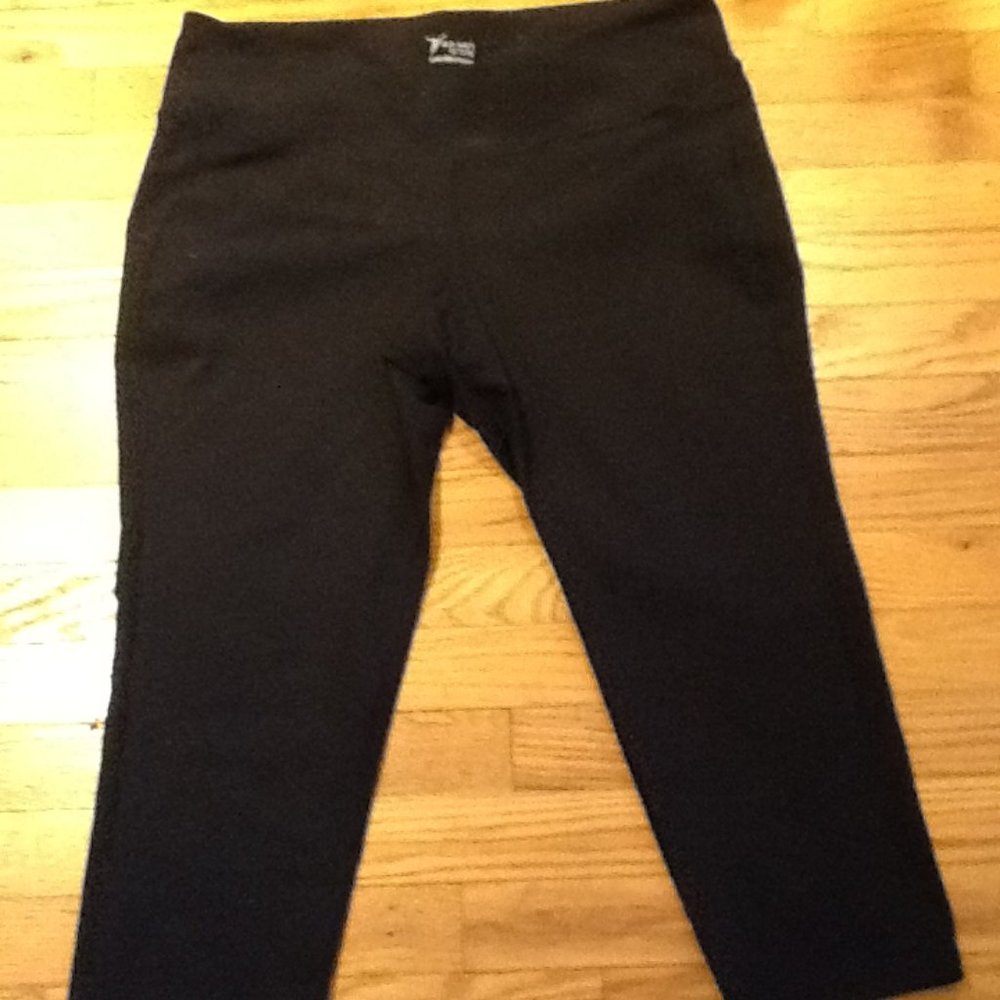 Exercise Capris With Muted Pattern - image 7